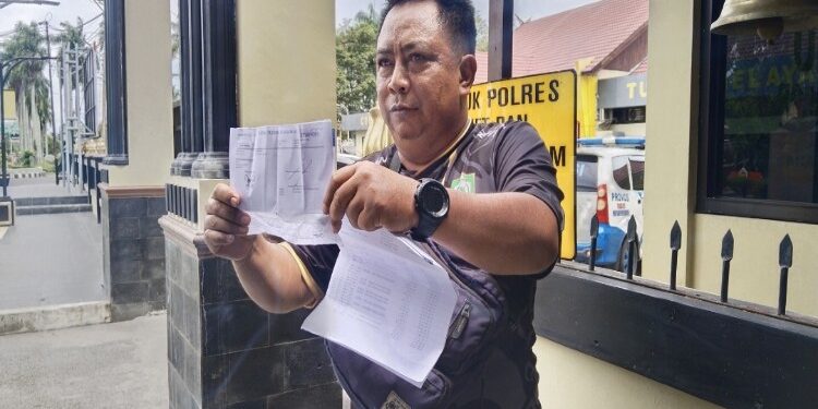 FOTO: AGUS/MATA KALTENG - Zainal saat melaporkan kasus pembobolan ATM miliknya di Mapolres Kotim.