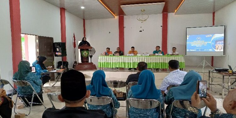 FOTO : DEVIANA/MATAKALTENG - Wakil Bupati Kotim Irawati saat sambutan di kegiatan IBM Kelurahan Baamang Barat, Kamis 29 Februari 2024.
