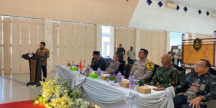 FOTO: AKH/MATAKALTENG - Sekda Sukamara Rendy Lesmana saat membuka rapat pleno rekapitulasi penghitungan perolehan suara pemilu 2024 di Aula Kantor Bupati Sukamara.