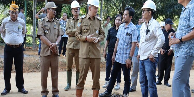 FOTO : DISKOMINFO SANTIK/MATA KALTENG - Bupati Gumas Jaya S Monong memantau panen buah sawit hasil dari kebun plasma milik masyarakat yang sudah dibangun perusahaan pada tahap pertama, Selasa, 27 Februari 2024.