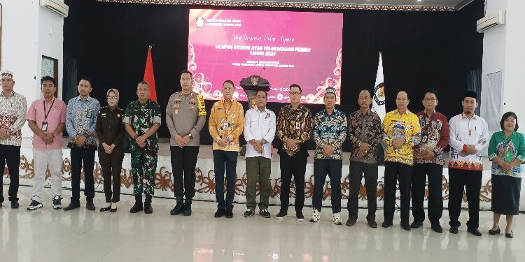 FOTO : KPU GUMAS/MATA KALTENG - Ketua KPU Kabupaten Gumas Elfrinst G Tumon didampingi komisoner KPU ketika berfoto bersama dengan Sekda Richard, Kapolres AKBP Theodorus Priyo Santosa di kegiatan doa bersama lintas agama sebagai ucapan syukur atas pelaksanaan pemilu tahun 2024, di GPU Damang Batu, Kamis, 29 Februari 2024.