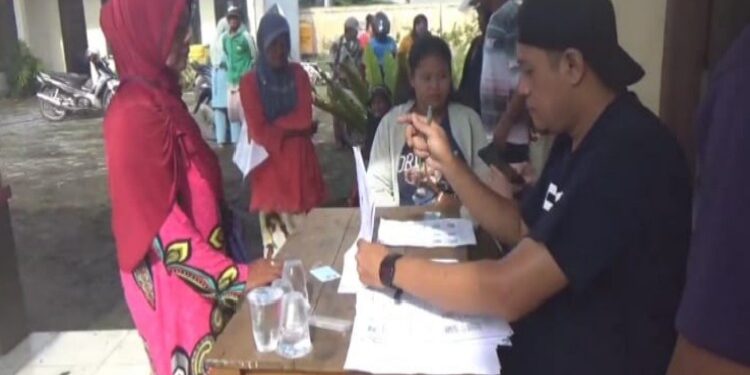FOTO: DEVIANA/MATAKALTENG - Warga saat melakukan registrasi untuk mendapatkan bantuan pangan beras, Kamis 29 Februari 2024.