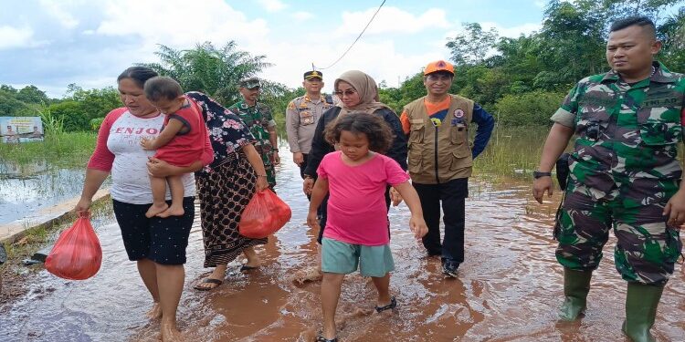 FOTO : DEVIANA/MATAKALTENG - Warga yang mendapat bantuan paket sembako dari Pemkab Kotim, Rabu 28 Februari 2024.