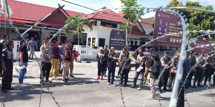 FOTO: RZL/MATAKALTENG - LSR LPMT pada saat menggelar aksi di depan kantor KPU Kalteng.