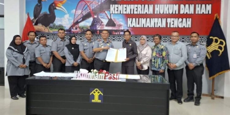 FOTO: MATAKALTENG - Bapemperda DPRD Kalteng menghadiri Rapat Fasilitasi Harmonisasi Perancangan Produk Hukum Daerah, di Aula Mentaya Kanwil Kemenkumham Kalteng.