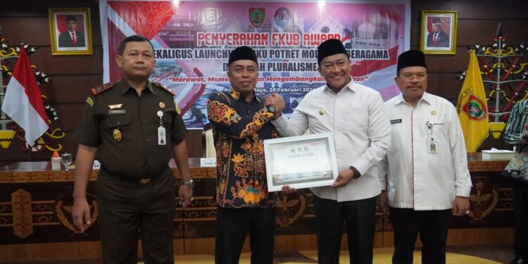 FOTO: MATAKALTENG - Atas nama Pemprov Kalteng, Wagub Edy Pratowo menerima penghargaan FKUB.
