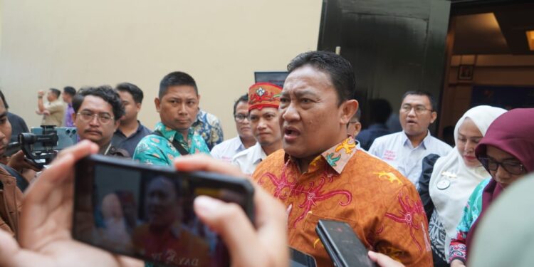 Wagub Kalteng Responi Konflik Gedung KONI Palangka Raya - Gedung Komite Olahraga Nasional Indonesia (KONI) Kalteng memiliki nilai sejarah dan kultural yang tinggi, rencana pembongkarannya untuk pembangunan ruang terbuka hijau (RTH) tetap harus dipertimbangkan sesuai dengan mekanisme yang telah ditetapkan. Wakil Gubernur (Wagub) Kalteng, Edy Pratowo, merespon surat dari Anggota Dewan Perwakilan Rakyat (DPD) Republik Indonesia terkait rencana pembongkaran gedung tersebut. Menurut Edy, tentu semua pihak ingin memperoleh manfaat dari pembangunan RTH yang direncanakan. Gedung KONI yang menjadi pertimbangan sebagai penataan RTH mengalami kendala karena keberadaan gedung tersebut. Meski demikian, Wagub menyebut bahwa pihaknya tentu masih mendengarkan semua masukan dan melakukan pembahasan secara teliti. "Ada masukan dari masyarakat yang menginginkan adanya RTH sebagai tempat bermain," ujar wagub, Kamis (29/2). Sementara itu, Edy menjelaskan bahwa mekanisme penghapusan aset sedang dilakukan dan membutuhkan persetujuan dari DPRD, penetapan dari Gubernur, dan pendampingan dari APH. "Proses ini akan memastikan bahwa keputusan yang diambil bersifat transparan dan sesuai dengan aturan yang berlaku," imbuh wagub. Wagub menambahkan, diperlukan kemampuan dan kebijaksanaan pihak-pihak terkait untuk mencari solusi terbaik yang dapat memenuhi kebutuhan masyarakat tanpa mengorbankan keberadaan bangunan bersejarah atau berkesan. "Kita harus tetap memperhatikan pentingnya pelestarian bangunan bersejarah sebagai bagian dari cagar budaya, sambil tetap memperhatikan kebutuhan masyarakat akan ruang terbuka hijau. Kiranya solusi yang diambil nantinya dapat memenuhi semua kepentingan dan berdampak positif bagi masyarakat," pungkas wagub.