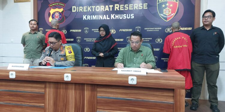 FOTO: RZL/MATAKALTENG - Kabid Humas Polda Kalteng, Kombes Pol Erlan Munaji, pada saat memimpin press release pengungkapan BBM ilegal.
