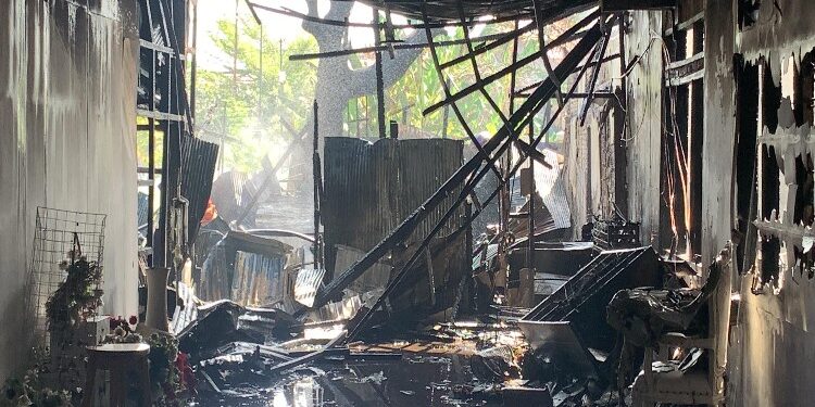 FOTO: RZL/MATAKALTENG - Kondisi ruko salon yang hangus terbakar.