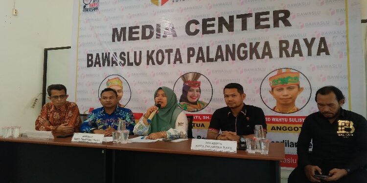 FOTO: RZL/MATAKALTENG - Ketua Bawaslu Palangka Raya, Endrawati, didampingi Kasat Reskrim Polresta Palangka Raya, Kompol Ronny M Nababan, saat menggelar press release.