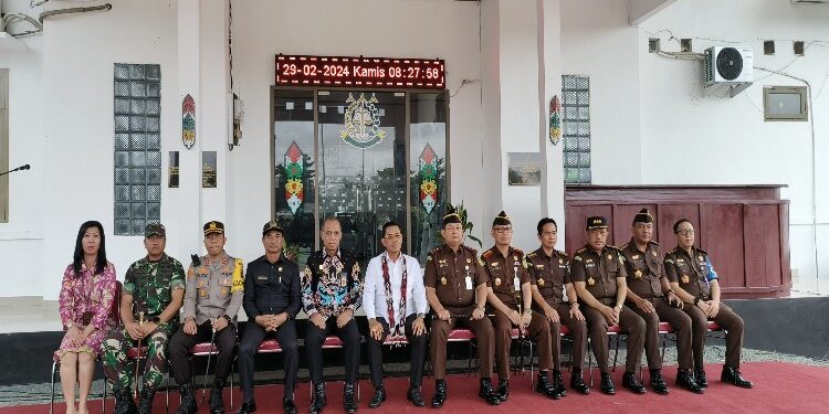 FOTO : MATAKALTENG - Wakil Jaksa Agung RI, Sunarta, saat kunjungan kerja ke Kejaksaan Negeri Katingan disambut dengan tarian selamat datang khas dayak Katingan.