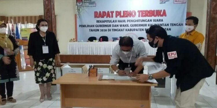 FOTO: MATAKALTENG - KPU Barsel saat menggelar pleno terbuka di aula KPU Barsel.
