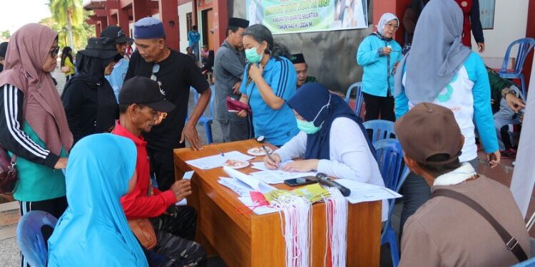FOTO: MATAKALTENG - Petugas Melakukan Pemeriksaan Kesehatan terhadap 149 CJH Kabupaten Barsel di Stadion Olahraga Batuah Buntok.