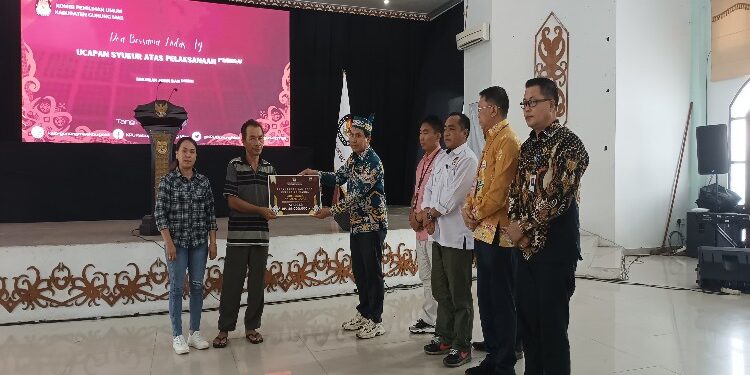 FOTO : KPU GUMAS/MATA KALTENG - Komisioner KPU Kabupaten Gumas Sugiono menyerahkan bantuan santunan kepada keluarga ahli waris petugas KPPS yang meninggal dunia, di GPU Damang Batu, Kamis, 29 Februari 2024.