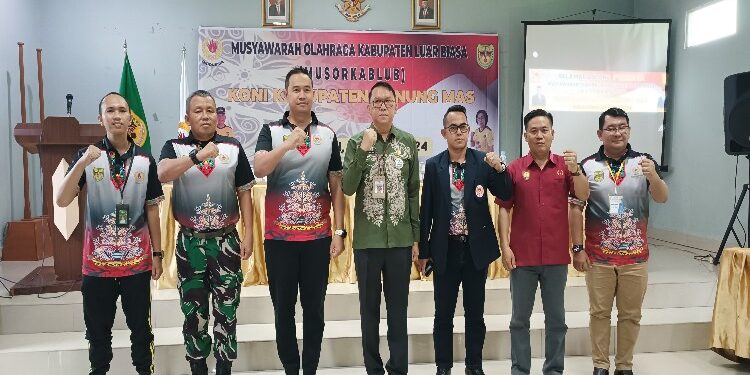 FOTO : DISKOMINFO SANTIK/MATA KALTENG - Sekda Gumas Richard berfoto bersama dengan Wakil Ketua Umum KONI Provinsi Kalteng Ade Supriadi, Kapolres AKBP Theodorus Priyo Santosa, Pabung Kodim 1016/Plk Letkol Inf Maksun Abadi, Kepala Disdikpora Aprianto, Ketua Caretaker KONI Ilham Busra, pada kegiatan musorkablub KONI tahun 2024, Jumat, 1 Maret 2024.