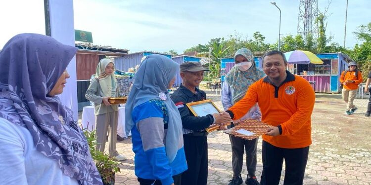 FOTO: AKH/MATAKALTENG - Pemberian piagam penghargaan kepada kelompok swadaya pengelola sampah.