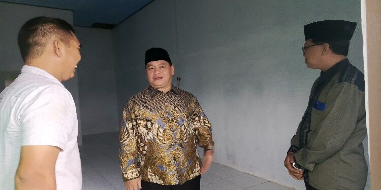 FOTO: DEVIANA/MATAKALTENG - Bupati Kotim Halikinnor (berkopiah) saat meninjau TK Melati, Jumat 1 Maret 2024.