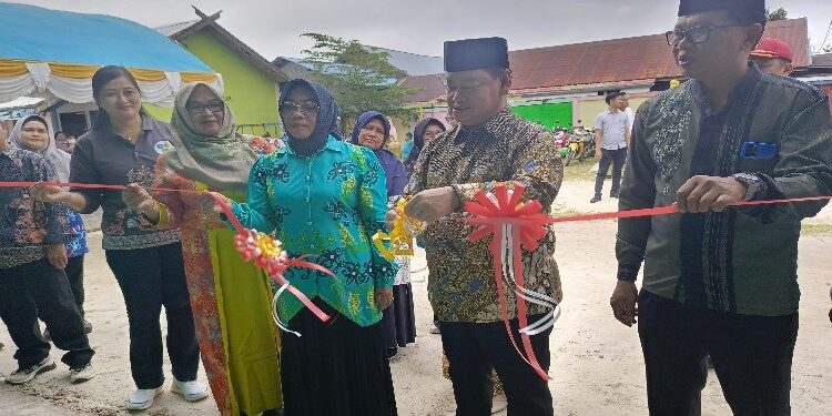 FOTO: DEVIANA/MATAKALTENG - Bupati Kotim Halikinnor dan lainnya saat pemotongan pita peresmian gedung baru RA Melati, Jumat 1 Maret 2024.