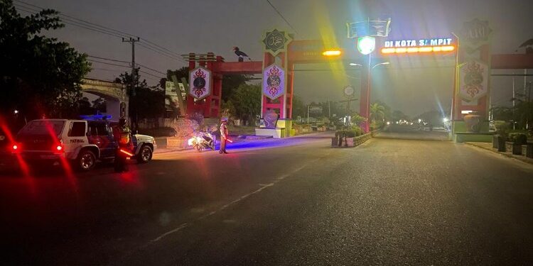 FOTO: AGUS/MATA KALTENG - Pihak Satlantas Polres Kotim saat melakukan patroli rutin untuk menekan terjadinya balapan liar di Kota Sampit beberapa waktu lalu.