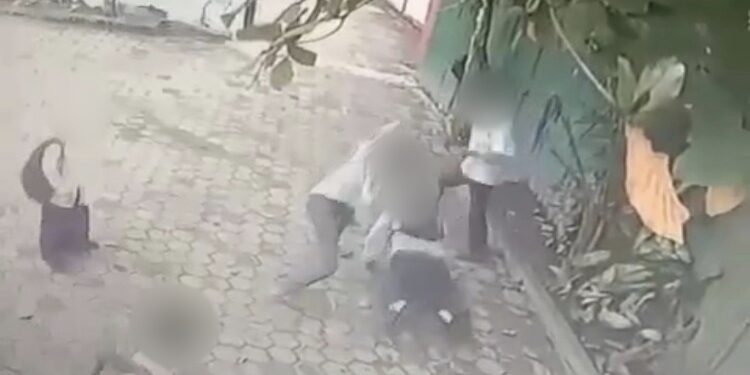 FOTO: IST/MATA KALTENG - Tangkapan layar rekaman video perkelahian pelajar di salah satu SMP yang ada di Kota Sampit belum lama ini.