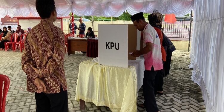 FOTO: DIAN/MATA KALTENG - Proses pemungutan suara di salah satu TPS yang ada di Kotim.