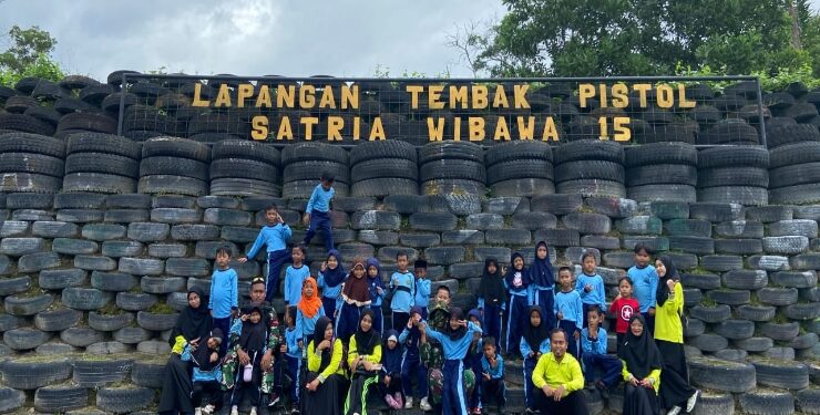 FOTO : IST/MATA KALTENG - Sejumlah Peserta didik TK Islam Terpadu Nurul Hidayah saat berkunjung ke Markas TNI.