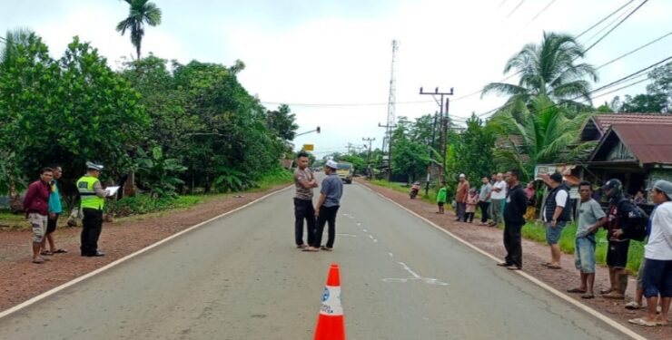 FOTO : IST/MATA KALTENG - Aparat kepolisian melakukan olah tempat kejadian perkara lokasi kecelakaan yang menewaskan seorang pelajar.
