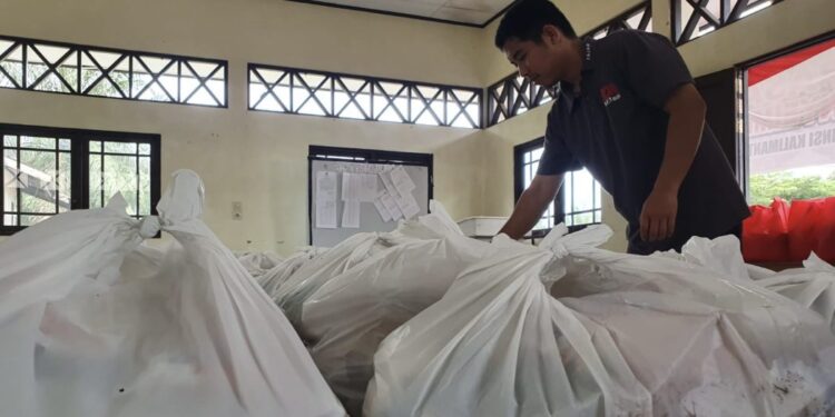 FOTO: MATAKALTENG - Petugas Kelurahan Petuk Katimpun, pada saat mempersiapkan sembako murah.