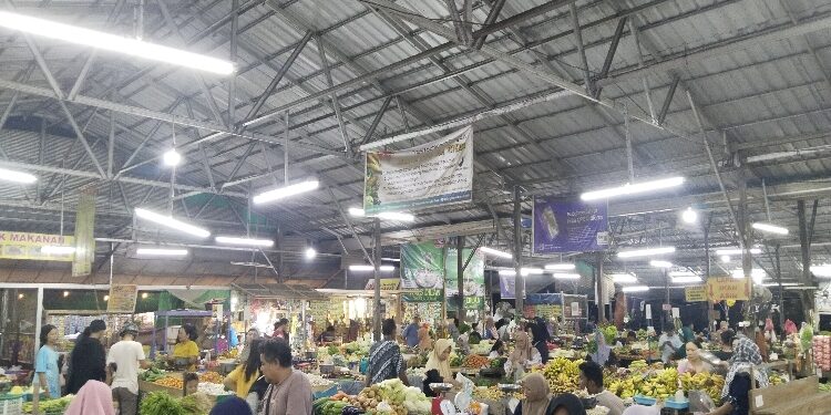 DFOTO: AGUS/MATA KALTENG - Suasana di Pasar Al Kamal Sampiu`^3