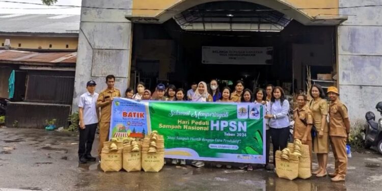 FOTO: MATAKALTENG - Jajaran DLH Kota Palangka Raya, pada saat foto bersama usai membagikan bakul purun kepada masyarakat di Pasar Kahayan.