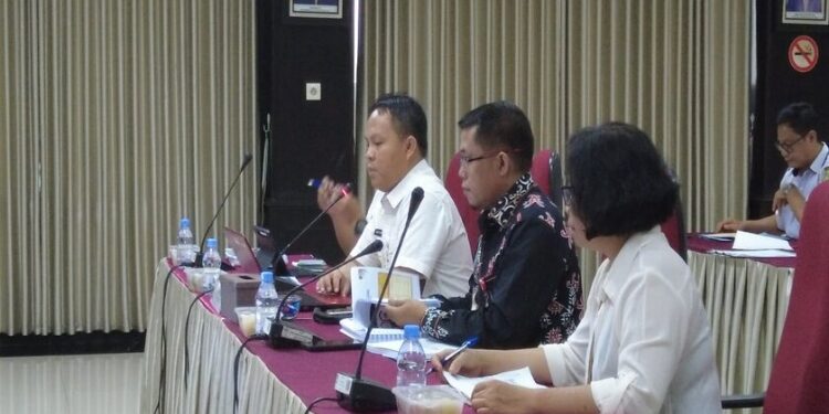 FOTO: IST/MATAKALTENG - Pj. Bupati Barsel H. Deddy Winarwan (baju putih) Saat Paparan di Hadapan Tim Evaluator dari Inspektorat Jenderal Kementerian Dalam Negeri.