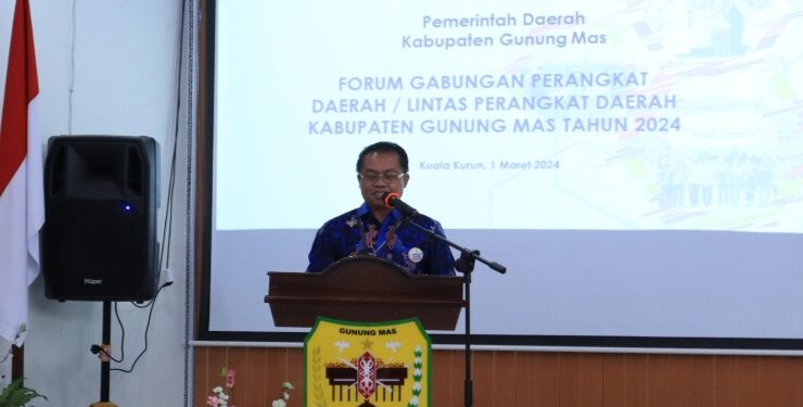 FOTO : DISKOMINFO SANTIK/MATA KALTENG - Bupati Gumas Jaya S Monong yang diwakili Asisten III Letus Guntur memberikan arahan pada kegiatan forum perangkat daerah tahun 2024, di aula kantor bappedalitbang setempat, Jumat, 1 Maret 2024.