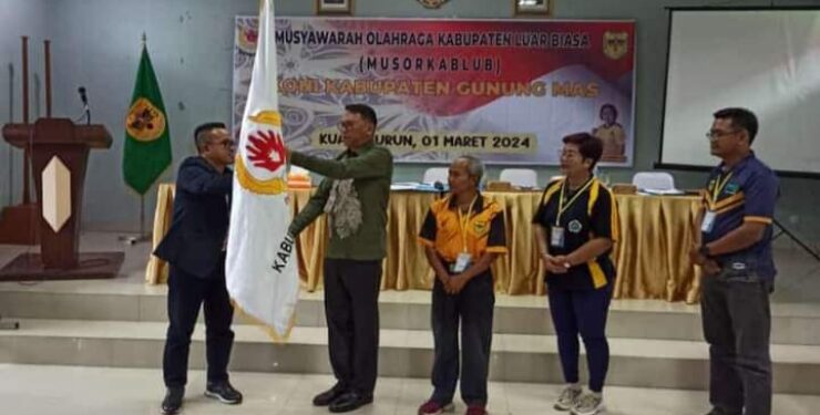 FOTO : KONI GUMAS/MATA KALTENG - Ketua KONI Kabupaten Gumas terpilih Richard menerima bendera KONI dari Ketua Caretaker KONI Gumas Ilham Bursa, Jumat, 1 Maret 2024.