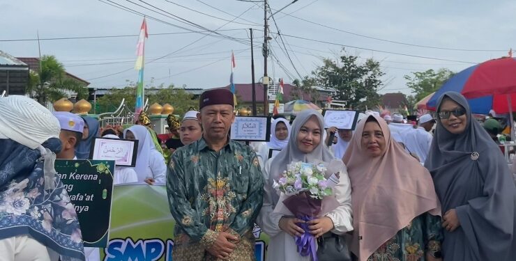 FOTO : IST/MATA KALTENG - SMPN 2 Sampit saat mengikuti Pawai Ta'aruf MTQ ke 55 Kecamatan MB Ketapang, Kotim.