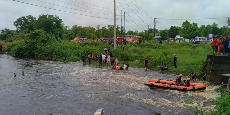 FOTO: RZL/MATAKALTENG - Tim gabungan saat berupaya melakukan pencarian korban tenggelam.