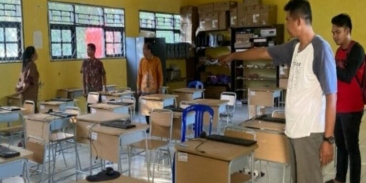 FOTO: MATAKALTENG - Polsek Gunung Bintang Awai saat melakukan penyelidikan di ruang LAB SMAN 3 Ugang Sayu.
