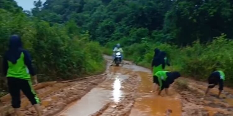 FOTO: IST/MATA KALTENG - Tangkapan layar video sejumlah pelajar menimba air di jalanan yang rusak di kawasan Desa Terantang, Kecamatan Seranau, Kotim.
