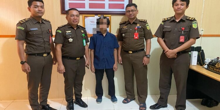FOTO: IST/MATA KALTENG - Pihak Kejari Seruyan saat bersama salah seorang saksi dalam kasus korupsi IKN di Desa Sungai Undang, Kecamatan Seruyan Hilir.