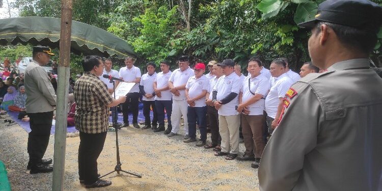 FOTO: AKH/MATAKALTENG - Pj Bupati Sukamara Kaspinor saat mengukuhkan Forum Peduli Masyarakat Sukamara.