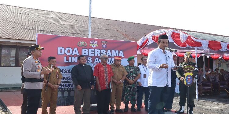 FOTO: MATAKALTENG - Polres barsel saat doa bersama di halaman Mako Polres Lama.