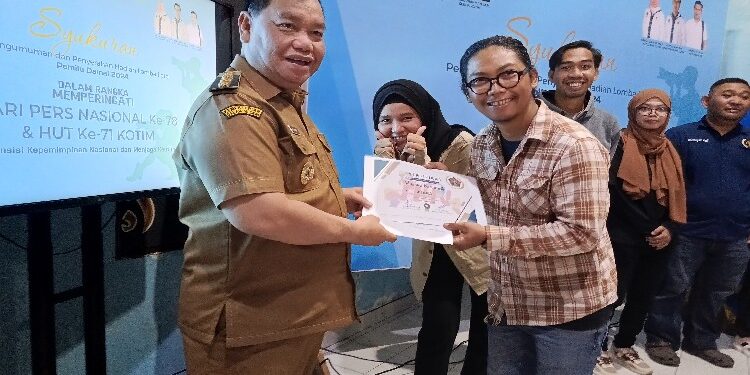 FOTO : DEVIANA/MATAKALTENG - Bupati Kotim, Halikinnor, saat menyerahkan piagam kepada salah satu wartawan juara I lomba foto, Senin 4 Maret 2024.