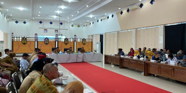 FOTO: AKH/MATAKALTENG - Pj Bupati Sukamara, Kaspinor, saat memimpin sosialisasi penerimaan dana hibah dari pemerintah daerah.