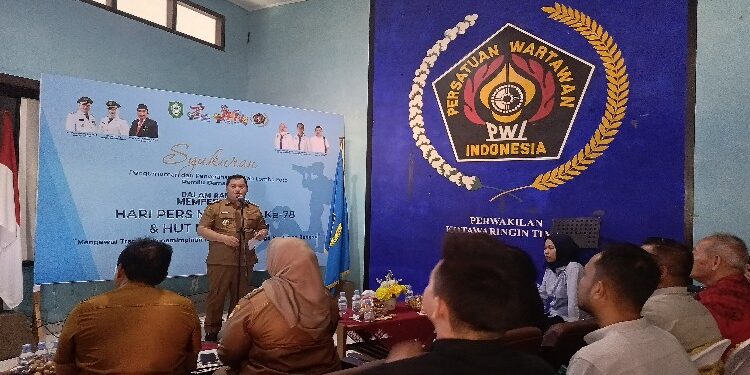 FOTO: DEVIANA/MATAKALTENG - Bupati Kotim Halikinnor saat menghadiri syukuran HPN di PWI Kotim, Senin 4 Maret 2024.