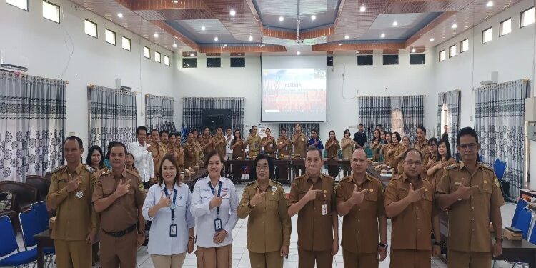 FOTO : DISKOMINFO SANTIK/MATA KALTENG - Wakil Bupati Gumas Efrensia LP Umbing berfoto bersama dengan PFM Ahli Madya BBPOM Palangka Raya Astry Talenta Betharia, kepala perangkat daerah, dan para peserta advokasi lintas sektor dan komitmen pemda kegiatan tiga program nasional terpadu, di aula kantor bappedalitbang setempat, Senin, 4 Maret 2024.