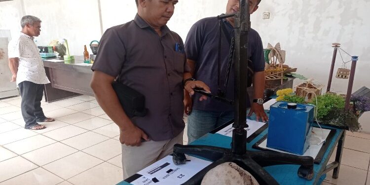 FOTO : DEVIANA/MATAKALTENG - Salah satu alat pengupas kulit kelapa milik peserta lomba, Selasa 5 Maret 2024.