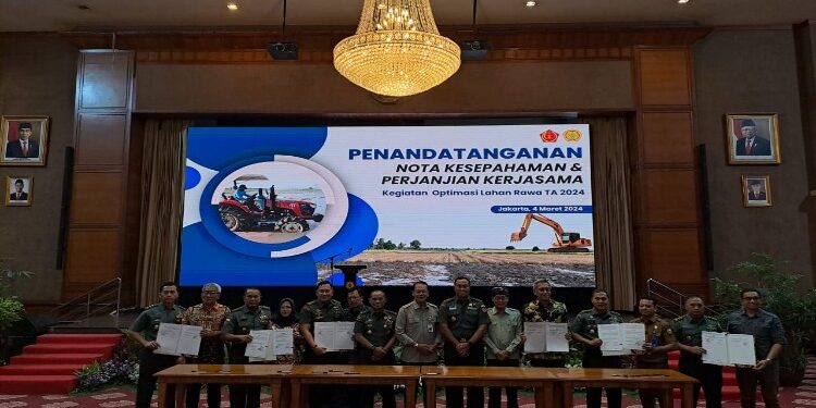 FOTO: MATAKALTENG - Kadis TPHP Prov Kalteng menandatangani Nota Kesepahaman disaksikan Menteri Pertanian RI.