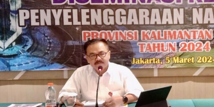 FOTO: MATAKALTENG - Plh. Asisten Pemerintahan dan Kesejahteraan Rakyat Setda Kalteng Herson B. Aden saat membuka sekaligus sebagai narasumber kegiatan Diseminasi Kebijakan Penyelenggaraan Nama Rupabumi.