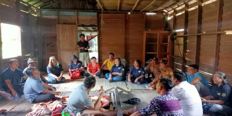 FOTO : DINKES GUMAS/MATA KALTENG - Pegawai dinkes dan RSJ Kalawa Atei bersama pihak terkait lain ketika akan melepas pasung dari satu ODGJ, di Desa Tumbang Mahuroi, Kecamatan Damang Batu, pekan lalu.