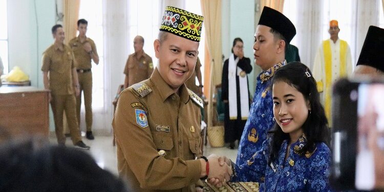FOTO : DISKOMINFO SANTIK/MATA KALTENG - Bupati Gumas Jaya S Monong menyerahkan petikan SK secara simbolis kepada perwakilan PPPK, di GPU Damang Batu, Senin, 4 Maret 2024.