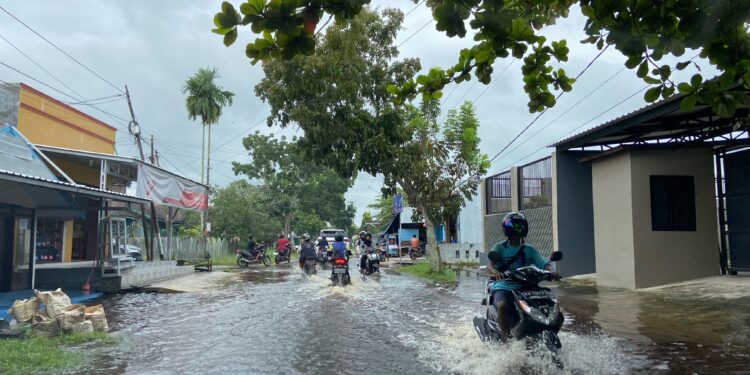FOTO: DIAN/MATA KALTENG - Kondisi banjir di Jalan Suprapto Selatan, Sampit, Kotim.